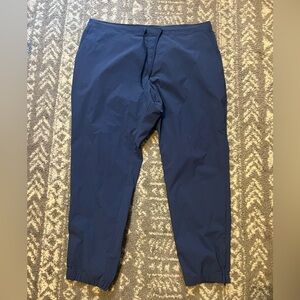 NWT GAP tech jogger size XL (A112)